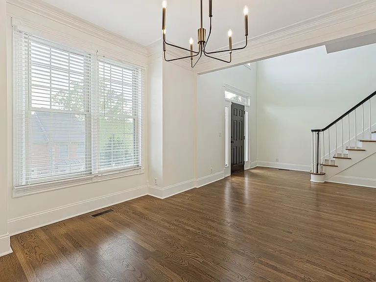 604 Clayborne Ct — Photo 5