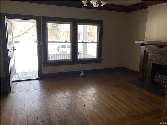 2nd image of 990 Manhattan Ave