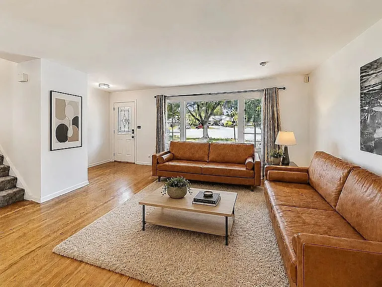 318 W Hackberry Dr — Photo 2