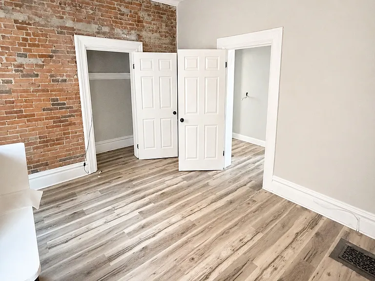 33-35 Clark Pl — Photo 2