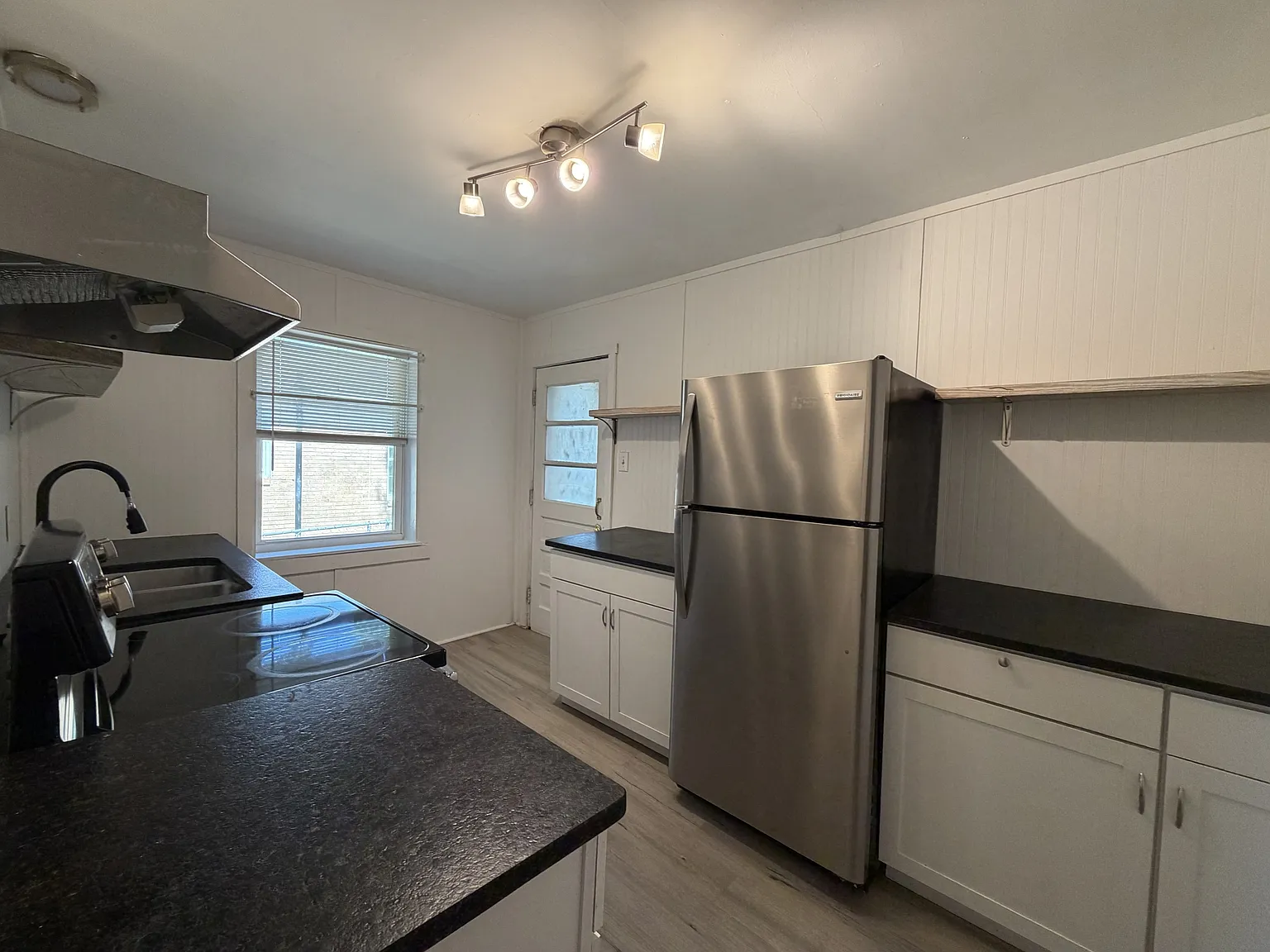 932 Wainwright Unit 1 - 1 — Photo 3
