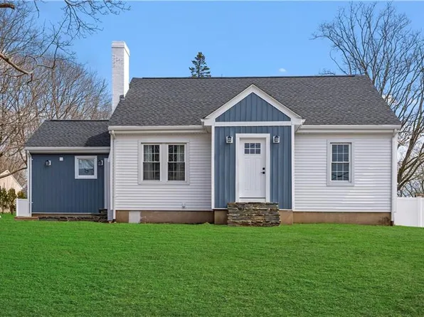 260 Valley Rd, Middletown, RI 02842