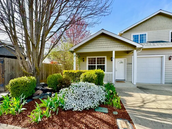 1304 Pacific Ln, Phoenix, OR 97535