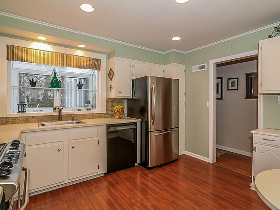 5th image of 15 Alden Ct