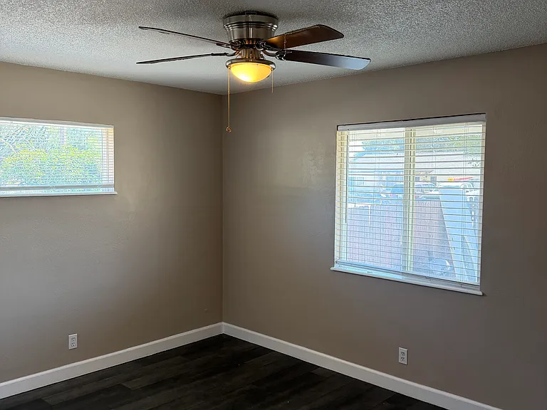 11203 Roswell Ave — Photo 12