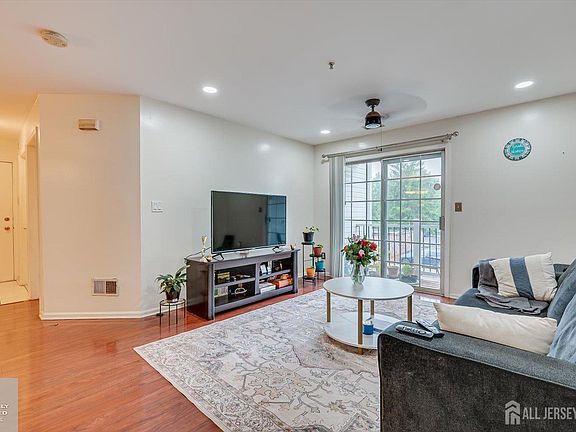 4th image of 525 Waterford Dr