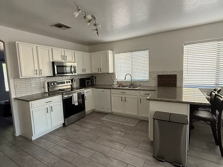 2049 W Silver Grass Pl — Photo 5