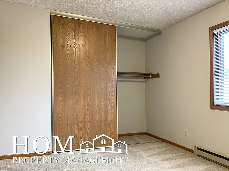 121 W Lind St — Photo 9
