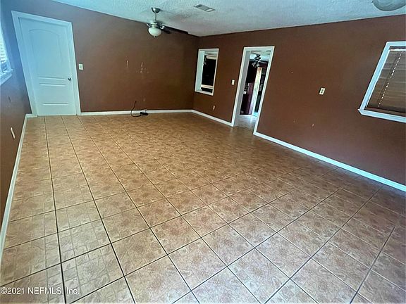 3rd image of 2943 Peach Dr