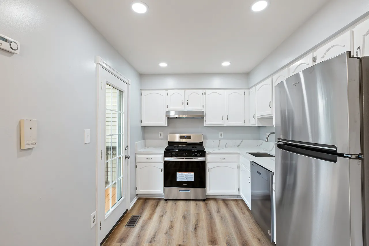 3 bed, 3.5 bath, 1706 sqft, $3,250 — Photo 3