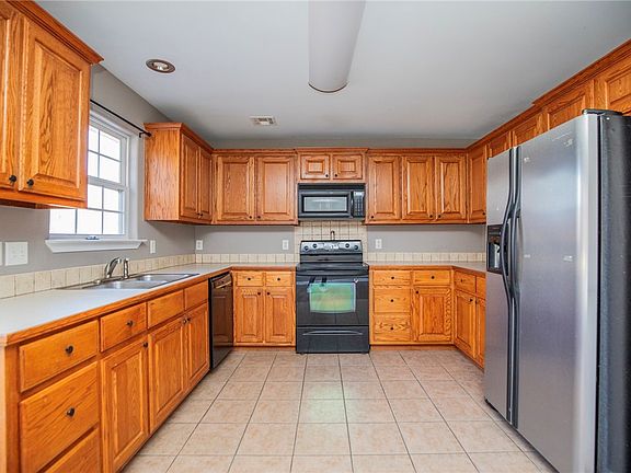 4th image of 14 Blairgowrie Cir