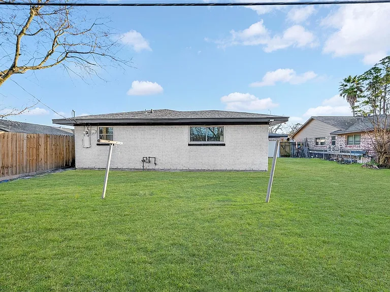 535 Elton St — Photo 15