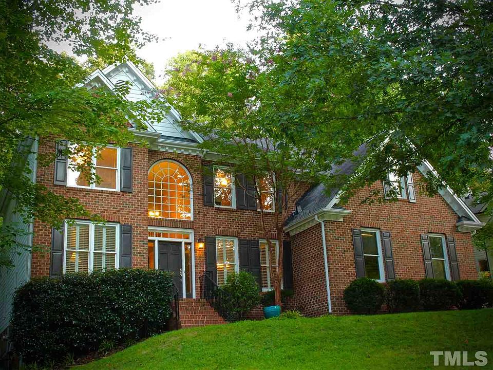 1st image of 104 Balzac Ct