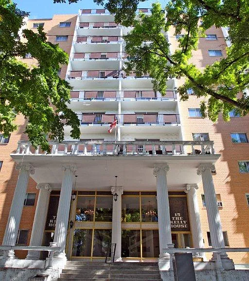 15 Carlton St — Photo 2
