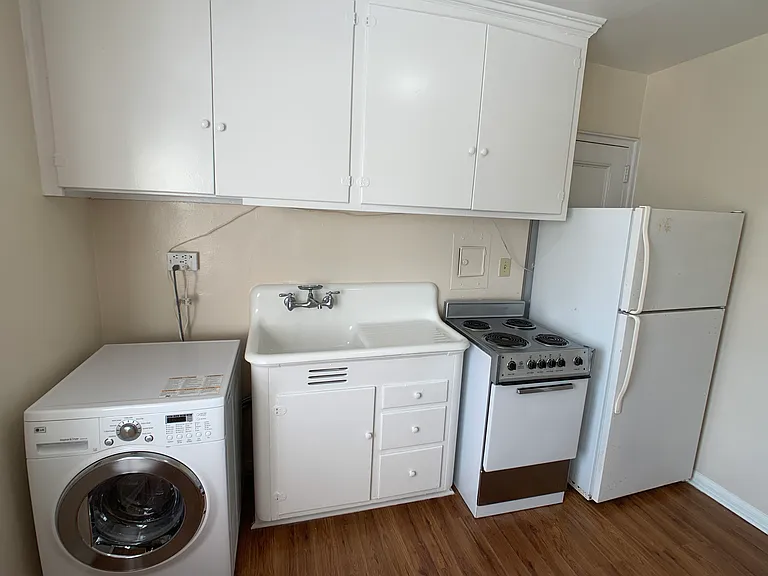 2856 Thornhill Rd — Photo 2