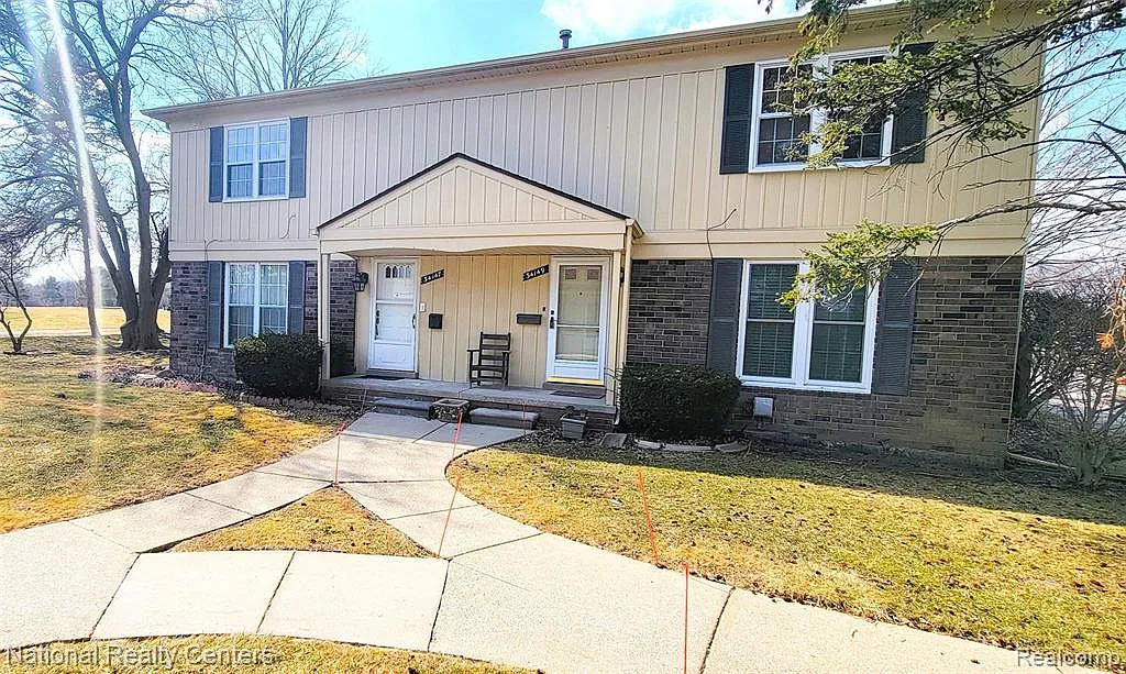 2 bed, 1.5 bath, 1408 sqft, $1,600 — Photo 2