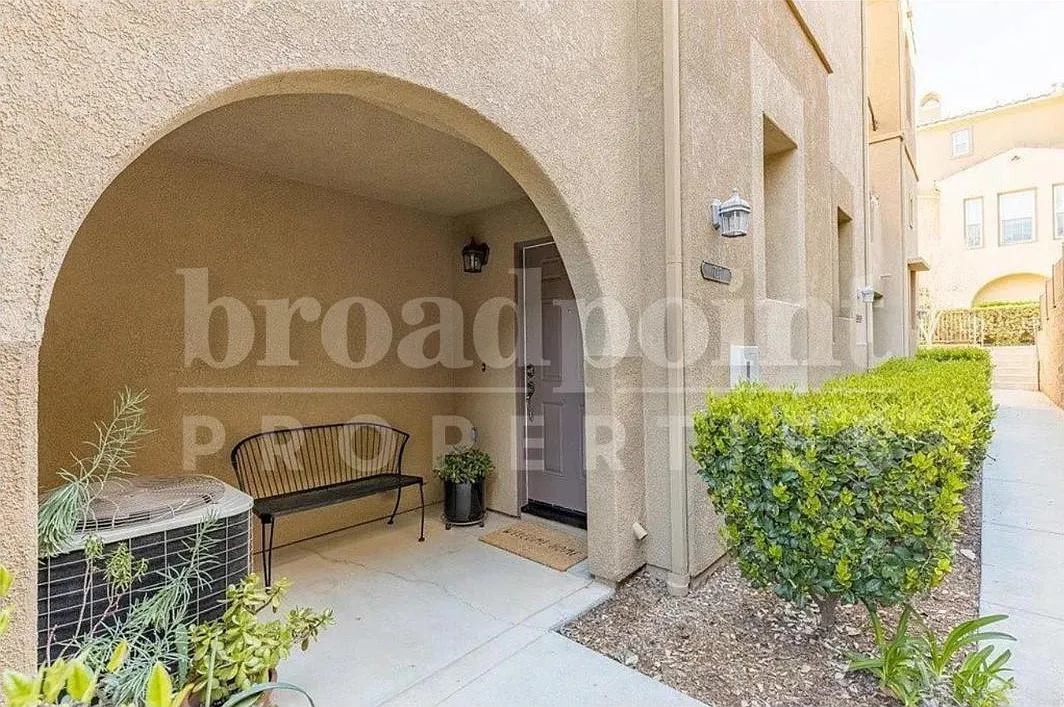 2 bed, 2.5 bath, 1209 sqft, $3,395 — Photo 2