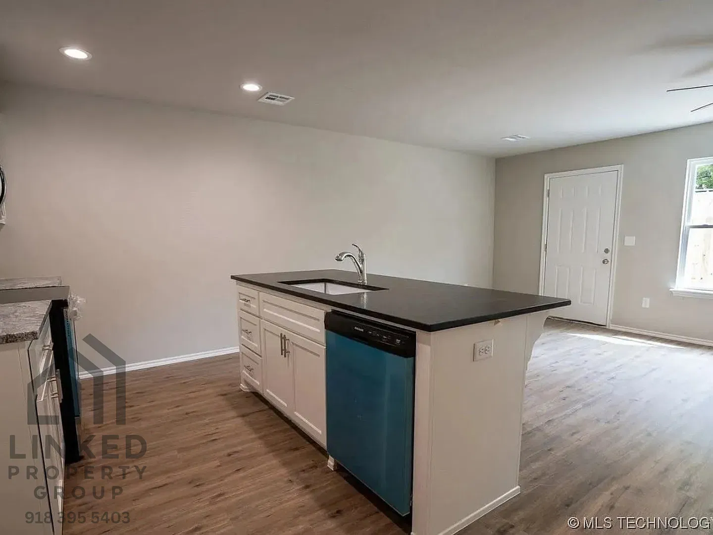 Duplex @ W 2nd — Photo 4