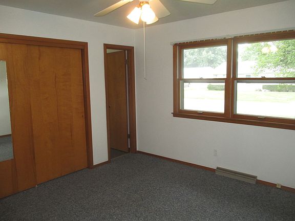 4th image of 216 Holiday Dr
