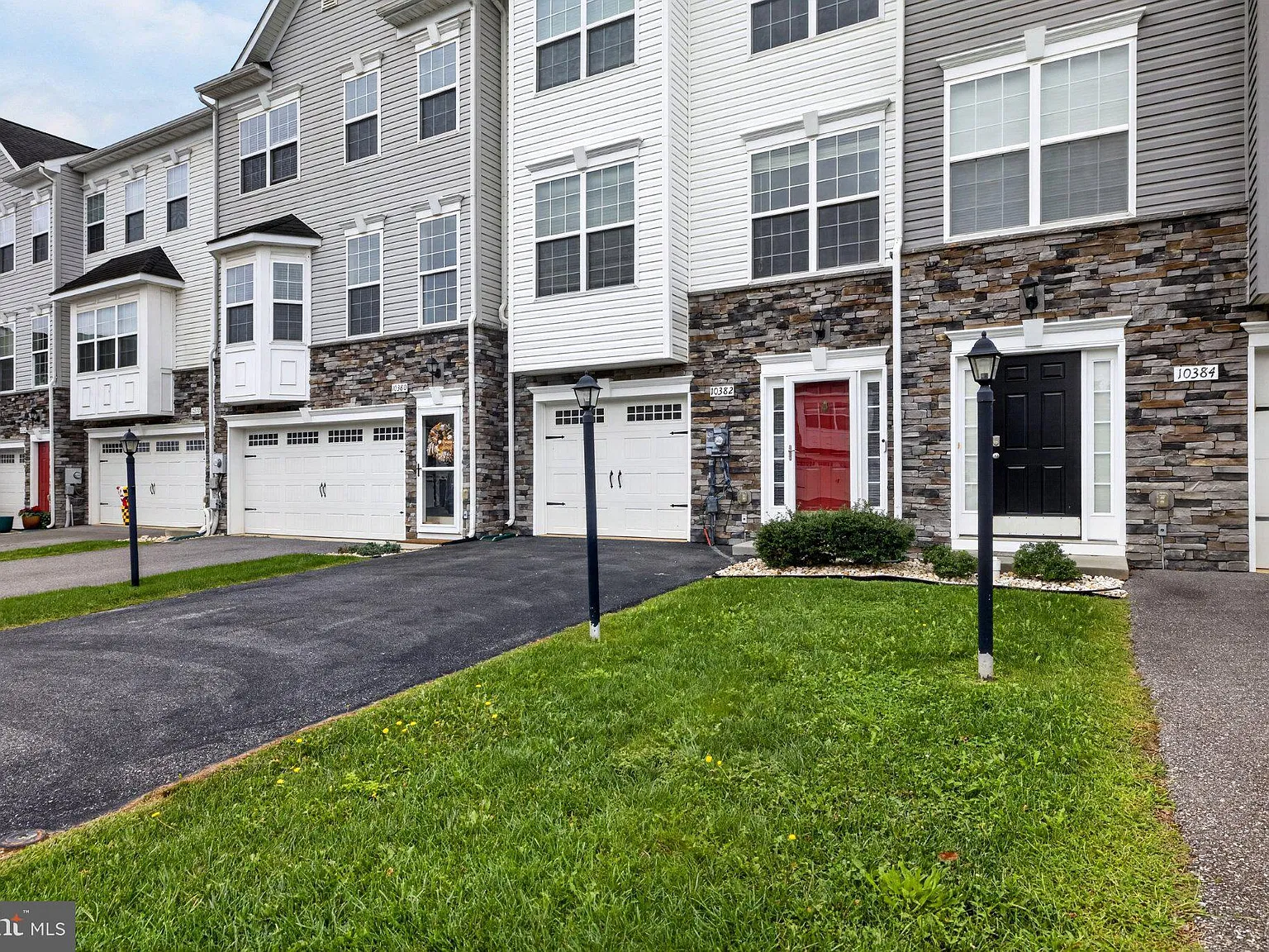3 bed, 2.5 bath, 2912 sqft, $2,500 — Photo 3