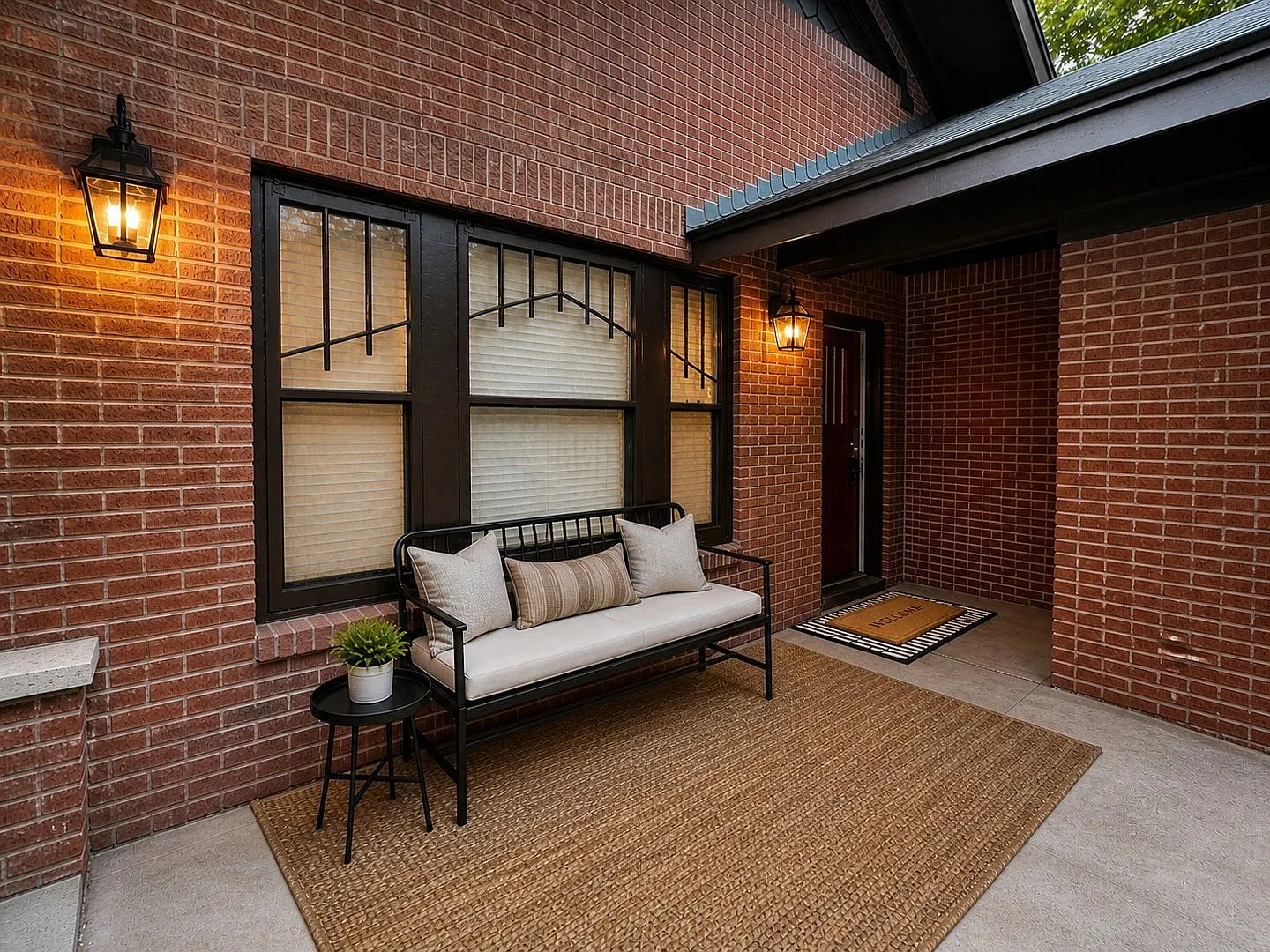 Hyde Park - Corner Lot House w/ yard and basement — Photo 2
