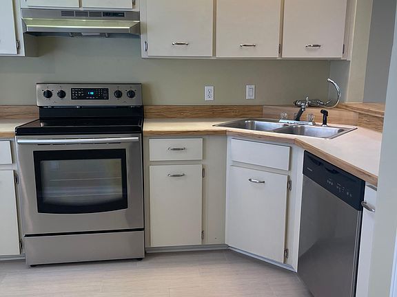 Kitchen has s/s appliances and pantry