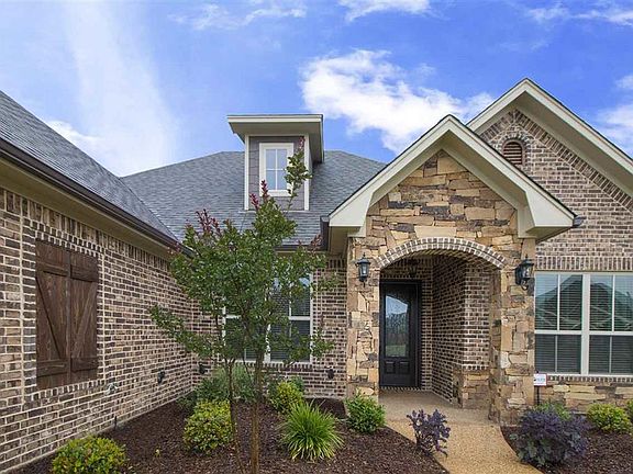 2nd image of 104 New Braunfels Ln