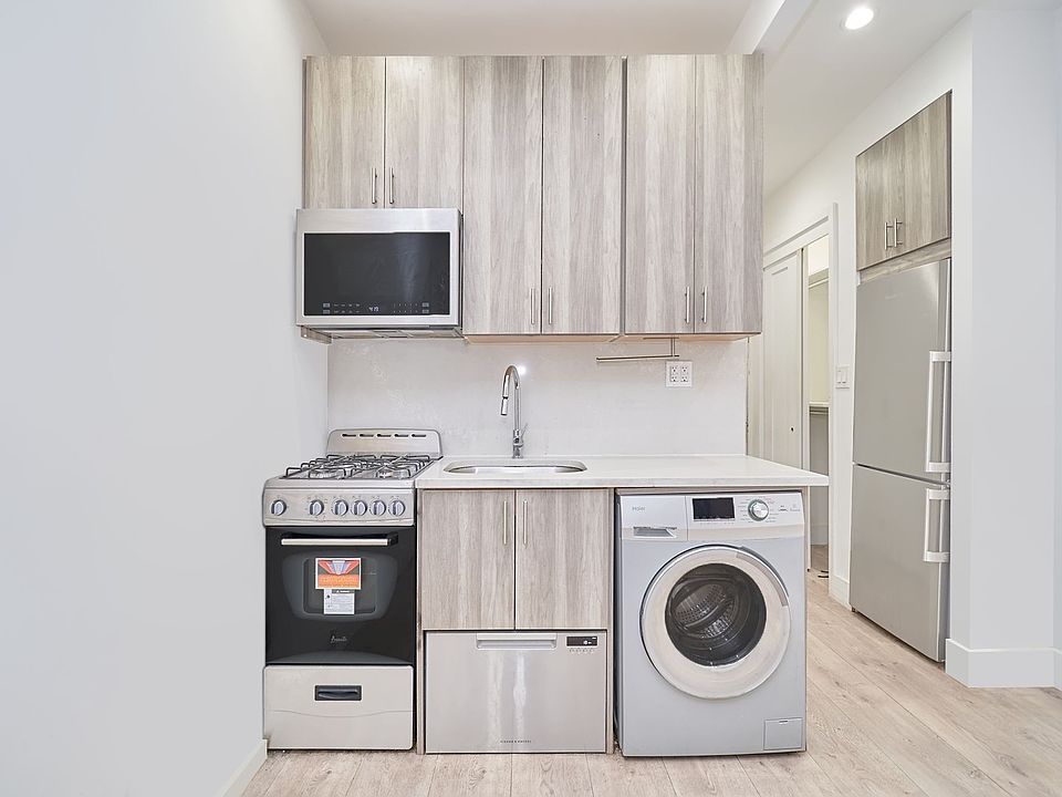2nd image of 120 E 4th St APT 3C