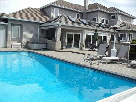 Pool and BBQ area