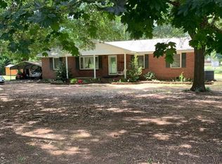 113 Middle St, Laurens, SC 29360