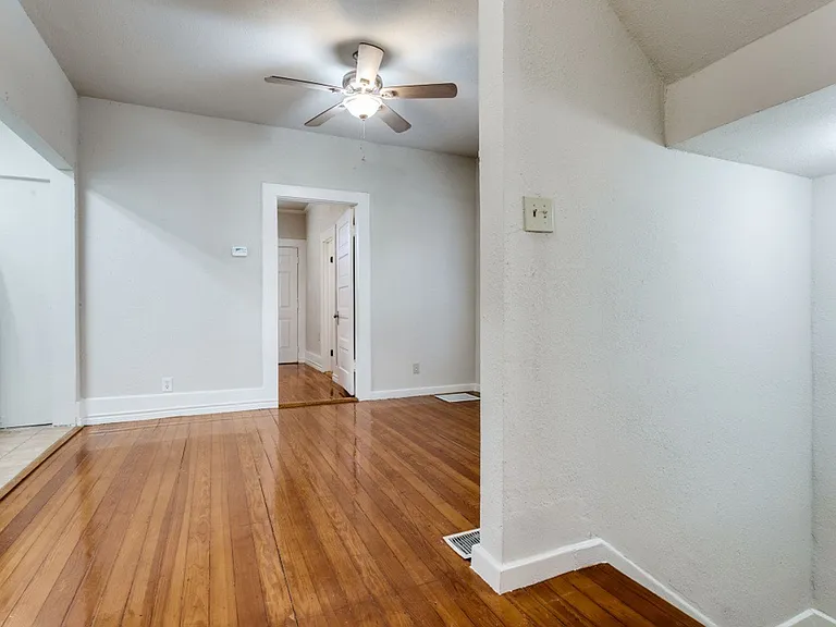 130 E Craig Pl — Photo 2