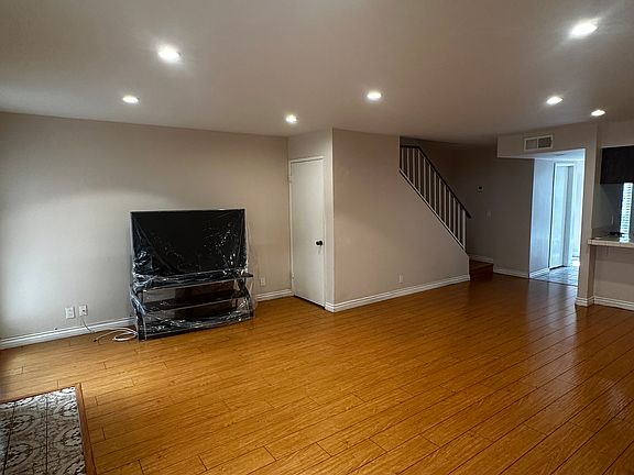 4th image of 557 E Verdugo Ave APT J