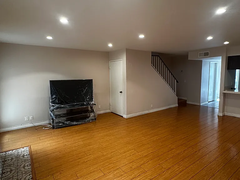 557 E Verdugo Ave #J — Photo 3
