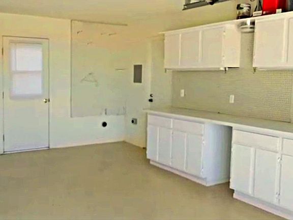 2 car garage w/ washer and electric dryer hookups