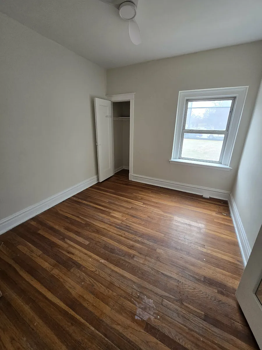 Building Photo - 6300 N Rosebury Ave #2S