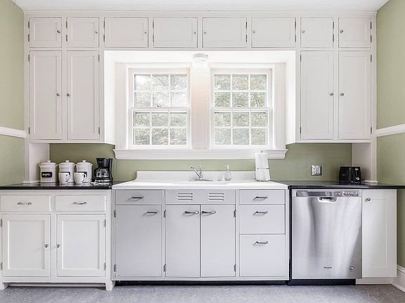 Restored 1920s original kitchen (plus a dishwasher!)