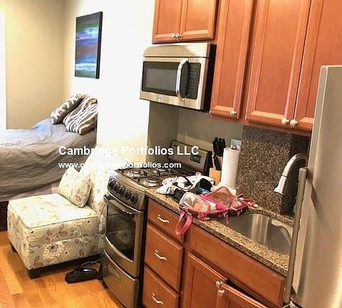 3rd image of 142 Mount Auburn St