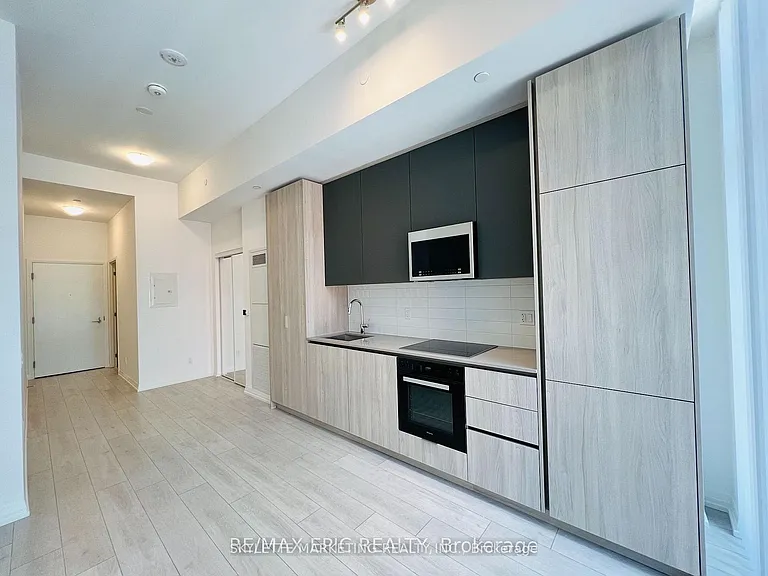 400 King St W #729 — Photo 6