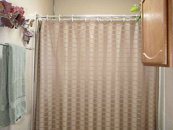 Light & bright master bath