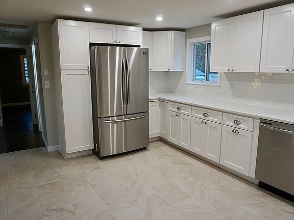 5th image of 216 Samoset St