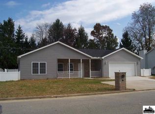 1001 Moss Creek Dr, Hurricane, WV 25526