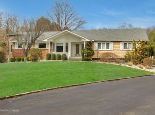 3 June Ln, Dix Hills, NY