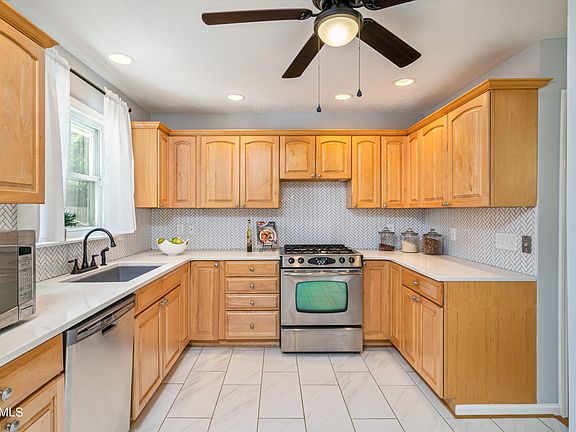 3rd image of 812 Montacres Ln