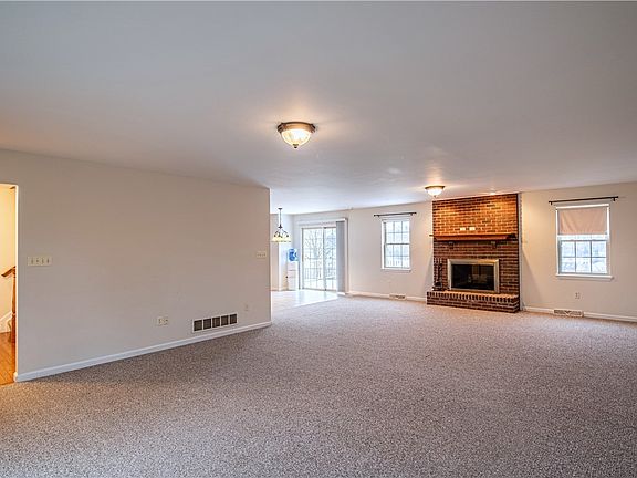 4th image of 922 Douglas Dr
