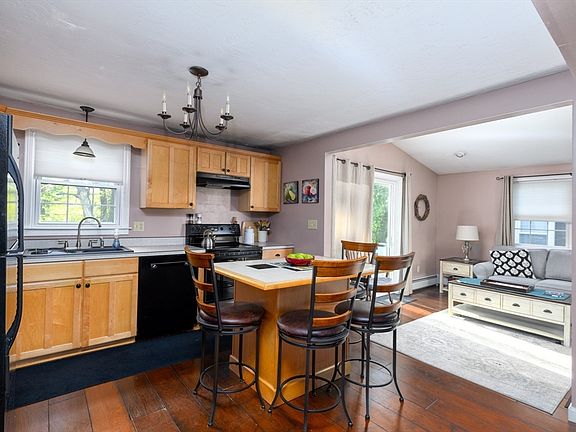 4th image of 32 Westview Rd