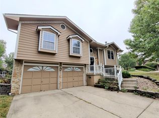 824 NE Lyon Ct, Lees Summit, MO 64086