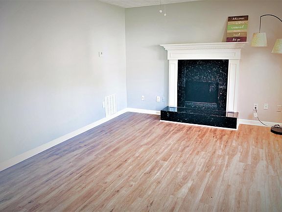 3rd image of 115 Woodberry Ct