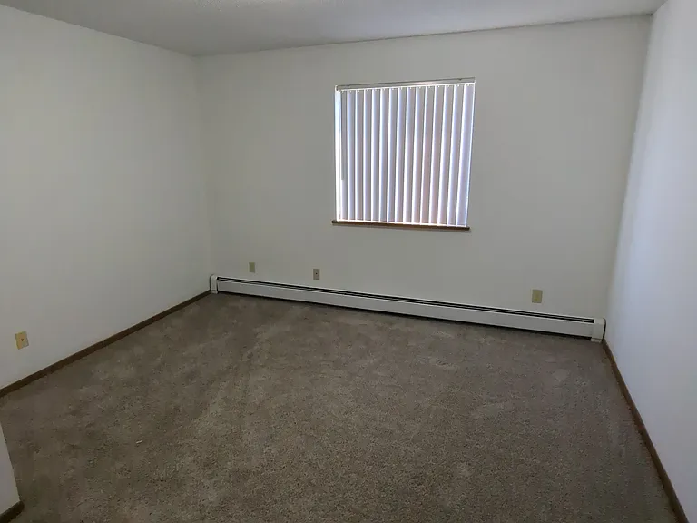 Regency East Apartments — Photo 25