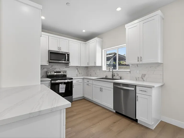 11840 Arminta St — Photo 52