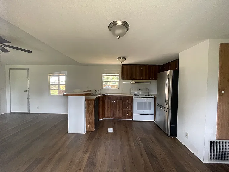 10136 SE 32nd Ave — Photo 3